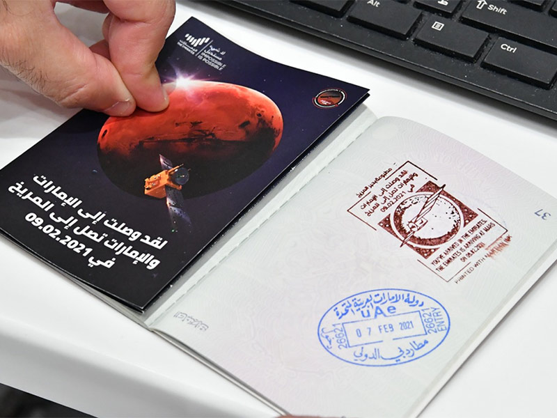 ختم المريخ يزين جوازات سفر القادمين لمطارات دبي احتفاءً برحلة مسبار الأمل
